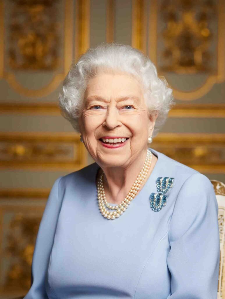 queen elizabeth ii memorial statue